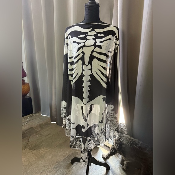 Victoria Harbour Tops - Victoria Harbour Black and White Garment